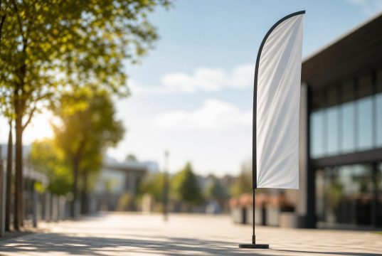 Drapeau oriflamme, l’outil publicitaire qui capte tous les regards